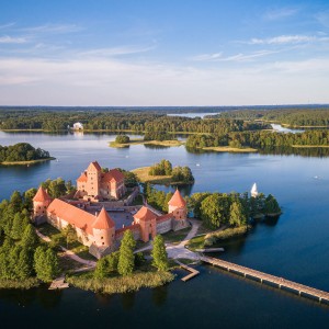 0001_trakai-dreamstime_xxl_150224434-trakai-castle-with-lake-and-forest-in-background-2_1590487975-3e70927cc7e79d9e91d1d8ab98abf889.jpg